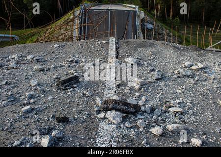 Auf der Lyman-Straße wurde die Brücke absichtlich von der ukrainischen Armee in die Luft gesprengt, um die russischen Eindringlinge daran zu hindern, sich auf die Lyman-Straße zu bewegen. T Stockfoto