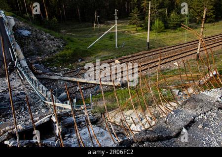 Auf der Lyman-Straße wurde die Brücke absichtlich von der ukrainischen Armee in die Luft gesprengt, um die russischen Eindringlinge daran zu hindern, sich auf die Lyman-Straße zu bewegen. T Stockfoto