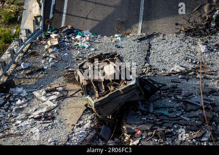 Auf der Lyman-Straße wurde die Brücke absichtlich von der ukrainischen Armee in die Luft gesprengt, um die russischen Eindringlinge daran zu hindern, sich auf die Lyman-Straße zu bewegen. T Stockfoto