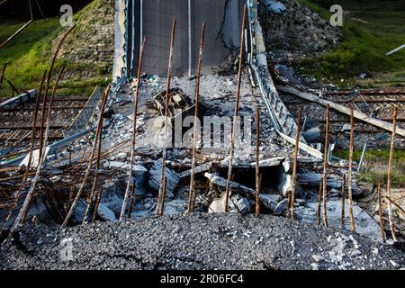 Auf der Lyman-Straße wurde die Brücke absichtlich von der ukrainischen Armee in die Luft gesprengt, um die russischen Eindringlinge daran zu hindern, sich auf die Lyman-Straße zu bewegen. T Stockfoto