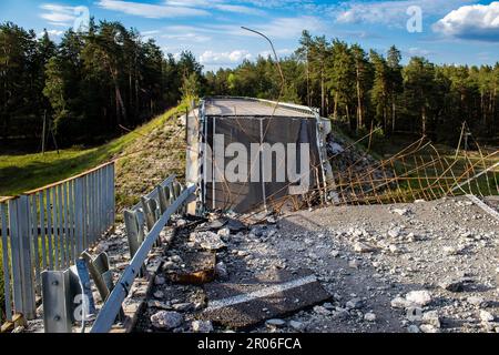 Auf der Lyman-Straße wurde die Brücke absichtlich von der ukrainischen Armee in die Luft gesprengt, um die russischen Eindringlinge daran zu hindern, sich auf die Lyman-Straße zu bewegen. T Stockfoto