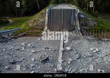 Auf der Lyman-Straße wurde die Brücke absichtlich von der ukrainischen Armee in die Luft gesprengt, um die russischen Eindringlinge daran zu hindern, sich auf die Lyman-Straße zu bewegen. T Stockfoto