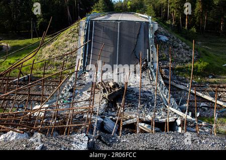 Auf der Lyman-Straße wurde die Brücke absichtlich von der ukrainischen Armee in die Luft gesprengt, um die russischen Eindringlinge daran zu hindern, sich auf die Lyman-Straße zu bewegen. T Stockfoto