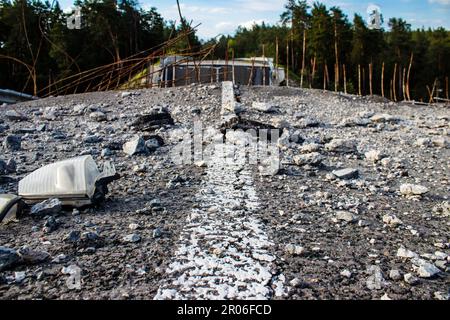 Auf der Lyman-Straße wurde die Brücke absichtlich von der ukrainischen Armee in die Luft gesprengt, um die russischen Eindringlinge daran zu hindern, sich auf die Lyman-Straße zu bewegen. T Stockfoto