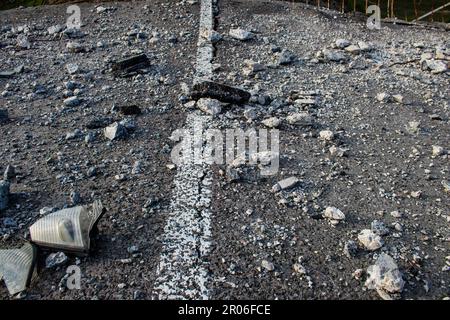 Auf der Lyman-Straße wurde die Brücke absichtlich von der ukrainischen Armee in die Luft gesprengt, um die russischen Eindringlinge daran zu hindern, sich auf die Lyman-Straße zu bewegen. T Stockfoto