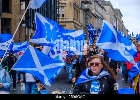 unabhängigkeitsmarsch durch die Straßen von Glasgow am 6. Mai 2023, organisiert von All Under One Banner (AUOB). Stockfoto