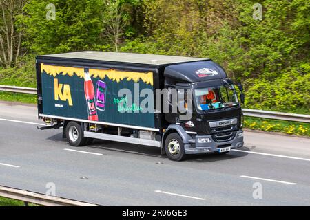 KA 'A Taste of the Caribbean, originale jamaikanische alkoholfreie Getränke Rezepte, Energy Drinks Lieferfahrzeug; Fahrt auf der Autobahn M61 in Greater Manchester, Großbritannien Stockfoto