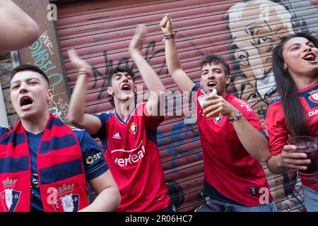 Pamplona, Spanien. 06. Mai 2023. Vier Freunde, die Osasuna Trikots tragen, singen Lieder zur Unterstützung ihres Teams. Das Finale des King's Cup lebte in Pamplona, zwischen CA Osasuna und Real Madrid CF. Die Mannschaft von Real Madrid hat Osasuna schließlich um 2 Tore bis 1 geschlagen und damit den ersten Platz in der spanischen Fußballliga errungen. (Foto: Nacho Boullosa/SOPA Images/Sipa USA) Guthaben: SIPA USA/Alamy Live News Stockfoto