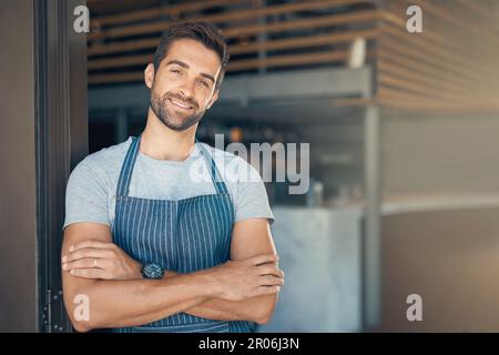 Selbstbewusstsein, entscheidend für den Erfolg kleiner Unternehmen. Porträt eines jungen Mannes, der in einem Café arbeitet. Stockfoto