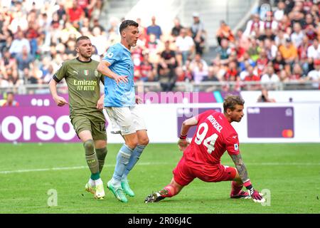 Mailand, Italien. 06. Mai 2023. Nicolo Casale (15) aus Lazio und Ante Rebic (12) aus Mailand in der Serie A im San Siro in Mailand ein Spiel zwischen AC Milan und Lazio gesehen. (Foto: Gonzales Photo/Alamy Live News Stockfoto