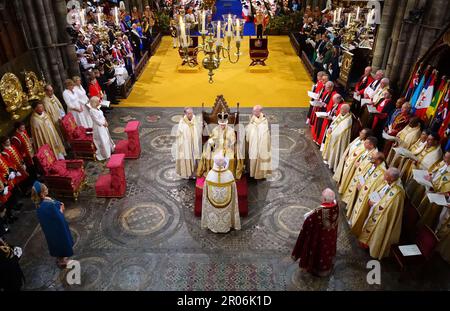 Aktenfoto vom 06.05/23 von König Karl III., nachdem er vom Erzbischof von Canterbury, dem Reverend Justin Welby, während seiner Krönungszeremonie in Westminster Abbey, London, mit der Krone von St. Edward gekrönt wurde. Die Krönungsfeier des Königs in Westminster Abbey wurde von mehr als 18 Millionen Zuschauern im Vereinigten Königreich beobachtet, vorläufige Zahlen zeigen dies. Die üppige Zeremonie am Samstag, bei der Charles und Camilla gekrönt wurden, wurde gleichzeitig auf einer Reihe von Kanälen zwischen 11am und 1pm übertragen, darunter BBC One und Two, ITV und Sky News. Ausgabedatum: Sonntag, 7. Mai 2023. Stockfoto