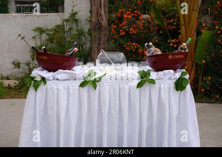 Getränke auf dem Tisch mit weißem Blatt im Freien für Partyzubereitung Stockfoto