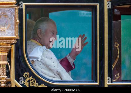 The Mall, London, Großbritannien. 6. Mai 2023 Seine Majestäten, König Karl III., reist entlang der Mall vom Buckingham Palace nach Westminster Abbey im Diamond Jubilee State Coach während der Prozession für seine Krönung. Foto: Amanda Rose/Alamy Live News Stockfoto
