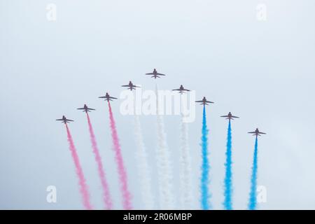 The Mall, London, Großbritannien. 6. Mai 2023 Die weltberühmten Roten Pfeile werden zum großen Finale der Krönung von König Karl III. Foto: Amanda Rose/Alamy Live News Stockfoto