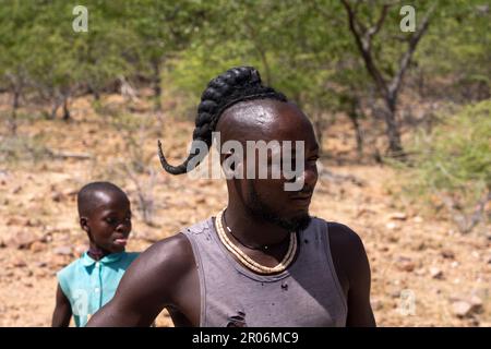 Himba-Menschen in Namibia - Ein vorverheirateter junger Mann mit einer typischen Frisur Stockfoto