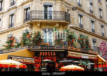 Café Odessa, trendige Brasserie im Montparnasse-Viertel des 14. Arrondissements, mit lebhafter Außenterrasse, Paris, Frankreich. Stockfoto