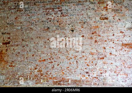 Alte rote Backsteinmauer, in einer versteckten Straße im 11. Arrondissement, bekannt als Ort, wo im 19. Jahrhundert in Paris hauptsächlich Metallarbeiter Geschäfte hatten. Stockfoto