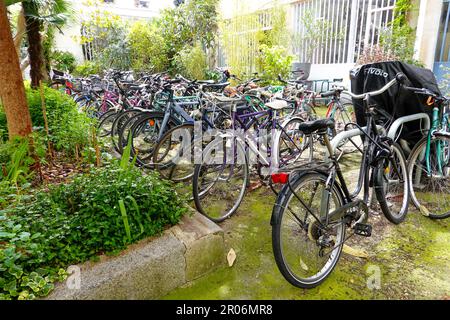 Fahrräder, La Cité du Figuier, versteckte Straße, 11. Arrondissement, bekannt als Ort, wo im 19. Jahrhundert hauptsächlich Metallarbeiter Geschäfte hatten, Paris. Stockfoto