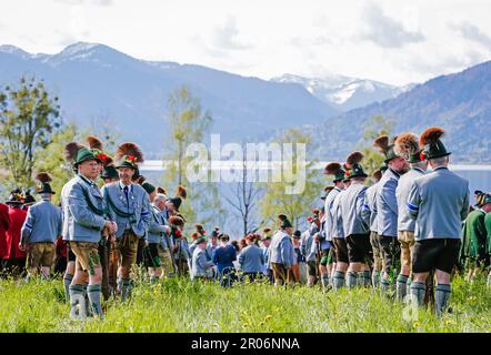 Gmund, Deutschland. 07. Mai 2023. Zahlreiche Unternehmen aus der Region und Südtirol versammeln sich am Tag des schutzpatrons der bayerischen Bergflinten zu einem festlichen Gottesdienst am Tegernsee. Kredit: Uwe Lein/dpa/Alamy Live News Stockfoto