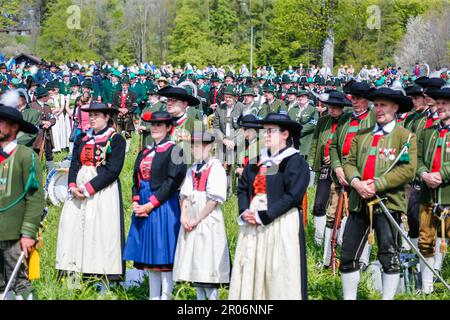 Gmund, Deutschland. 07. Mai 2023. Zahlreiche Unternehmen aus der Region und Südtirol versammeln sich am Tag des schutzpatrons der bayerischen Bergflinten zu einem festlichen Gottesdienst am Tegernsee. Kredit: Uwe Lein/dpa/Alamy Live News Stockfoto