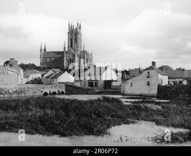 Ein Blick aus dem späten 19. Jahrhundert auf die römisch-katholische Kirche St. Mary, auch bekannt als „Kirche St. Kieran“ und „die Kathedrale der Himmelfahrt“ in der irischen Stadt Kilkenny in der Grafschaft Kilkenny, Irland, an beiden Ufern des Flusses Nore. Die Kathedrale wurde von William Deane Butler (c.1794-1857) im Jahr 1842 aus Kalkstein aus lokaler Produktion entworfen und verfügt über einen Kreuzfahrtschiff-Plan. Ihr Stil wird als „frühe englische Gotik“ bezeichnet. Stockfoto