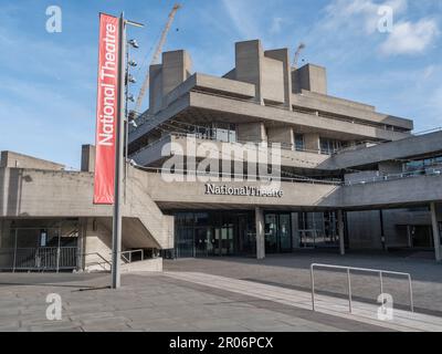 Außenansicht des National Theatre (1976) im Zentrum von London, Großbritannien. Stockfoto