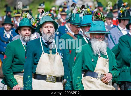 Gmund, Deutschland. 07. Mai 2023. Zahlreiche Unternehmen aus der Region und Südtirol versammeln sich am Tag des schutzpatrons der bayerischen Bergflinten zu einem festlichen Gottesdienst am Tegernsee. Kredit: Uwe Lein/dpa/Alamy Live News Stockfoto