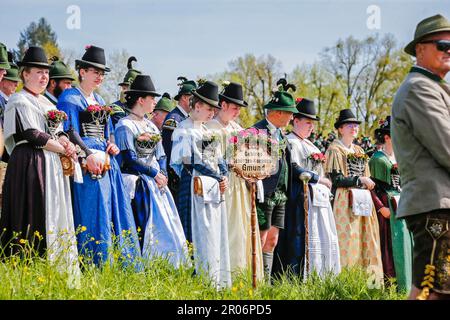 Gmund, Deutschland. 07. Mai 2023. Zahlreiche Unternehmen aus der Region und Südtirol versammeln sich am Tag des schutzpatrons der bayerischen Bergflinten zu einem festlichen Gottesdienst am Tegernsee. Kredit: Uwe Lein/dpa/Alamy Live News Stockfoto