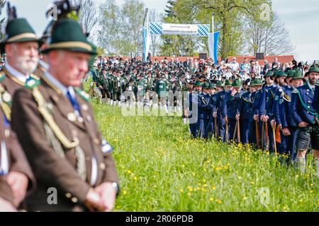 Gmund, Deutschland. 07. Mai 2023. Zahlreiche Unternehmen aus der Region und Südtirol versammeln sich am Tag des schutzpatrons der bayerischen Bergflinten zu einem festlichen Gottesdienst am Tegernsee. Kredit: Uwe Lein/dpa/Alamy Live News Stockfoto