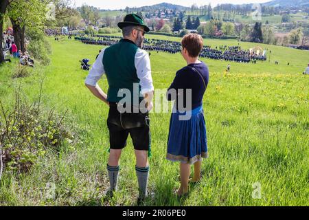 Gmund, Deutschland. 07. Mai 2023. Zahlreiche Unternehmen aus der Region und Südtirol versammeln sich am Tag des schutzpatrons der bayerischen Bergflinten zu einem festlichen Gottesdienst am Tegernsee. Kredit: Uwe Lein/dpa/Alamy Live News Stockfoto