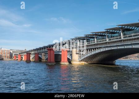 Blackfriars Railway Bridge mit den Überresten/Stützen der alten Brücke) im Zentrum von London, Großbritannien. Stockfoto