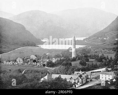 Glendalough aus dem späten 19. Jahrhundert, bekannt für seine frühe mittelalterliche Klostersiedlung, die im 6. Jahrhundert von St. Kevin in County Wicklow, Irland, gegründet wurde. Kevin, ein Nachkomme einer der herrschenden Familien in Leinster, ging mit einer kleinen Gruppe von Mönchen nach Glendalough, um ein Kloster zu finden. Die überlebenden Gebäude stammen wahrscheinlich aus dem 10. Bis 12. Jahrhundert, als das Kloster Werkstätten, Bereiche zum Schreiben und Kopieren von Manuskripten, Gästehäuser, eine Krankenstation, Bauernhäuser und Wohnungen für die Mönche und eine große Laienbevölkerung umfasste. Stockfoto