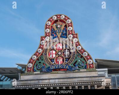 Wunderschönes London Chatham und Dover Railway Invicta Emblem auf der Seite der Blackfriars Railway Bridge im Zentrum von London, Großbritannien. Stockfoto