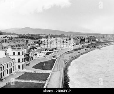 Ein Blick aus dem späten 19. Jahrhundert auf Bray, eine Küstenstadt im nördlichen County Wicklow, Irland, etwa 12 km südlich des Stadtzentrums von Dublin. Es wurde ursprünglich im 19. Jahrhundert als geplanter Ferienort entwickelt, als seine Beliebtheit als Badeort von der Dublin and Kingstown Railway bedient wurde, die 1854 auf Bray ausgedehnt wurde. Stockfoto