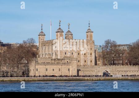 Der Weiße Turm, ein zentraler Turm im Tower of London, an der Themse, London, Großbritannien. Stockfoto