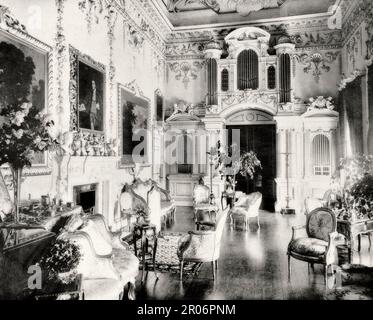 Ein Blick aus dem späten 19. Jahrhundert auf den Drawing Room in Carton House, Maynooth, County Kildare, Irland. Das Landhaus und die Umgebung waren über 700 Jahre lang der Sitz der Earls of Kildare und Dukes of Leinster. In den 2000s Jahren wurde das Haus zu einem Hotel. Stockfoto