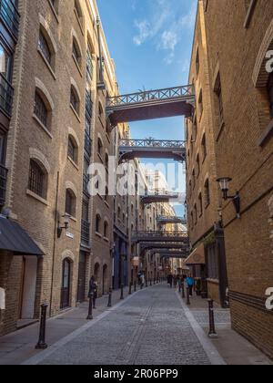 Sehen Sie die regenerierte Shad Thames, eine historische Flussstraße in der Nähe der Tower Bridge im Zentrum von London, Großbritannien. Stockfoto