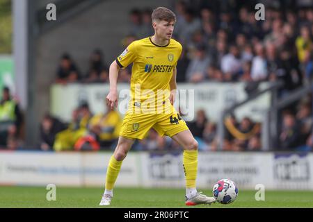 Burton Upon Trent, Großbritannien. 07. Mai 2023. Zac Ashworth #44 von Burton Albion kontrolliert den Ball während des Spiels der Sky Bet League 1 Burton Albion gegen MK Dons im Pirelli Stadium, Burton Upon Trent, Großbritannien, 7. Mai 2023 (Foto von Gareth Evans/News Images) in Burton Upon Trent, Großbritannien, am 5./7. Mai 2023. (Foto: Gareth Evans/News Images/Sipa USA) Guthaben: SIPA USA/Alamy Live News Stockfoto