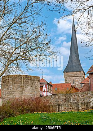 Stadtmauer von Duderstadt mit befestigtem Turm und Westerturm im Frühling Stockfoto