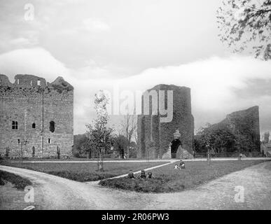 Ein Blick aus dem späten 19. Jahrhundert auf Maynooth Castle in der Grafschaft Kildare, Irland. Es wurde Anfang des 13. Jahrhunderts erbaut und wurde zur Hauptresidenz der Familie Kildare Fitzmaurice und Fitzgerald, die 1534 in der Rebellion von Silken Thomas, dem Sohn des neunten Earl of Kildare, endete. Eine englische Truppe bombardierte das riesige Schloss mit den schweren Belagerungswaffen der englischen Armee. Das Schloss wurde 1630-35 von Richard Boyle, 1. Graf von Cork, restauriert, nachdem seine Tochter George FitzGerald, 16. Graf von Kildare, geheiratet hatte, aber ein Großteil dieses Gebäudes wurde in den 1640er Jahren während des 11-jährigen Krieges zerstört. Stockfoto