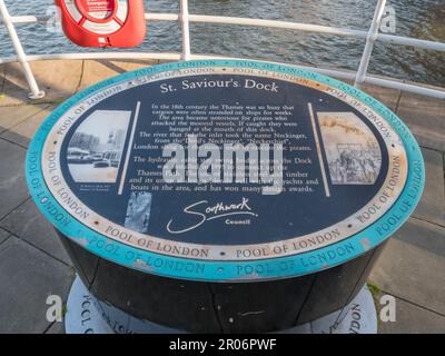 Historische Informationsmarkierung neben dem St Saviours Dock, Teil des umgebauten Lagerhauses in der Nähe der Tower Bridge, London, Großbritannien. Stockfoto