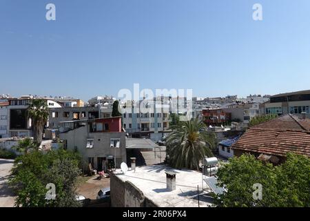 Typische türkische Stadtlandschaft mit dichten Häusern in schlechtem Zustand, Blick aus dem Fenster an einem hellen, wolkenlosen Tag Stockfoto