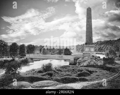 Ein Blick aus dem späten 19. Jahrhundert auf den Boyne Obelisk, auch bekannt als König Wilhelms Obelisk. Errichtet, um William von Oranges Sieg über König James II. Bei der Schlacht um die Boyne im Jahr 1690 zu gedenken, und befand sich in Oldbridge, in der Nähe von Drogheda in County Louth, Irland, an der Stelle, an der Williams Streitkräfte den Fluss Boyne überquerten, um James' Streitkräfte anzugreifen. Der Obelisk stand bis zum 31. Mai 1923, als er kurz nach dem Ende des irischen Bürgerkriegs zerstört wurde. Stockfoto