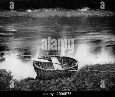 Ein Blick aus dem späten 19. Jahrhundert auf ein Korakel am Fluss Boyne an der Grenze von County Meath/Louth, Irland. Die Struktur besteht aus einem Rahmen aus geteilten und verflochtenen Weidenstäben, die mit Weidenrinde verbunden sind, und einer Tierhaut wie Pferde- oder Bulkenhaut für die äußere Schicht, die durch eine dünne Teerschicht wasserdicht ist. Es wird seit der Zeit, als die Zisterziensermönche im Besitz der Abtei Melifont waren, immer für die Lachsfischerei auf der Boyne verwendet. Stockfoto