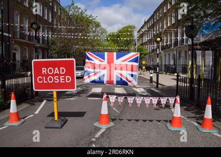 London, Großbritannien. 7. Mai 2023 Die Bewohner einer Straße in Bloomsbury stellen einen Tisch für das Mittagessen in einer vorübergehend geschlossenen Straße bereit, während Partys und Mittagessen im gesamten Vereinigten Königreich anlässlich der Krönung von König Karl III. Beginnen Kredit: Vuk Valcic/Alamy Live News Stockfoto