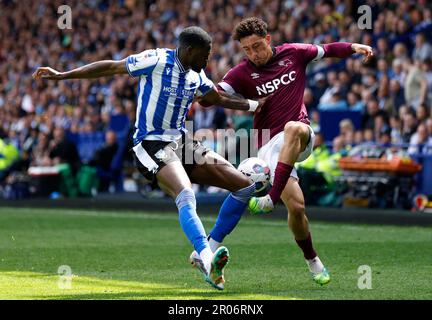 Dominic Iorfa (links) von Sheffield Wednesday und Haydon Roberts von Derby County kämpfen während des Spiels Sky Bet League One im Hillsborough Stadium in Sheffield um den Ball. Foto: Sonntag, 7. Mai 2023. Stockfoto