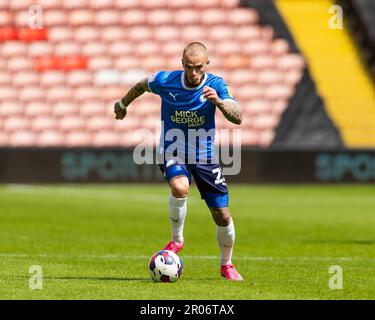 Barnsley, Großbritannien. 07. Mai 2023. Joe ward von Peterborough United läuft mit dem Ball während des Sky Bet League 1-Spiels Barnsley gegen Peterborough in Oakwell, Barnsley, Großbritannien, 7. Mai 2023 (Foto von Nick Browning/News Images) in Barnsley, Großbritannien, am 5./7. Mai 2023. (Foto von Nick Browning/News Images/Sipa USA) Guthaben: SIPA USA/Alamy Live News Stockfoto