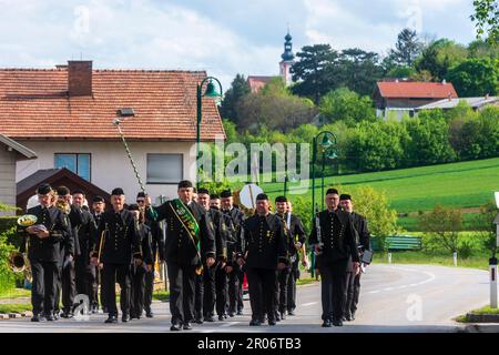 Würflach: Musikband "Bergkapelle hohe Wand", Kirche Würflach in Wiener Alpen, Alpen, Niederösterreich, Niederösterreich, Österreich Stockfoto