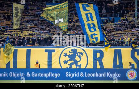 Brunswick, Deutschland. 07. Mai 2023. Fußball: 2. Bundesliga, Eintracht Braunschweig - SV Sandhausen, Spieltag 31, Eintracht-Stadion. Fans in der Fankurve bringen sich in die Stimmung für das Spiel. Kredit: Andreas Gora/dpa - WICHTIGER HINWEIS: Gemäß den Anforderungen der DFL Deutsche Fußball Liga und des DFB Deutscher Fußball-Bund ist es verboten, im Stadion aufgenommene Fotos und/oder das Spiel in Form von Sequenzbildern und/oder videoähnlichen Fotoserien zu verwenden oder verwenden zu lassen./dpa/Alamy Live News Stockfoto