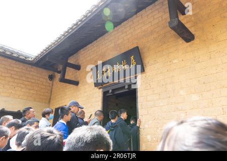 7 4 2023 Touristen stehen vor dem Eingang zum Haus von Mao Zedong (Tse-tung) in Shaoshan, dem Geburtsort des ehemaligen Vorsitzenden in Hunan, CHINA Stockfoto